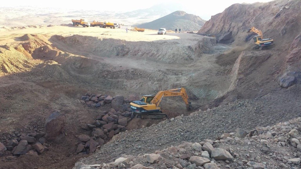Iron Ore Open-Pit Excavation & Heavy Machinery